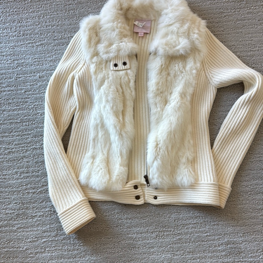 Ladies cream color lined sweater w/fur collar